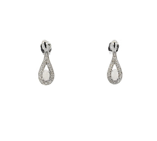 Pendientes colgantes de oro blanco de 10 quilates, 5 x 3 mm, ópalo blanco de talla ovalada y diamantes de 0,115 quilates con respaldo de mariposa