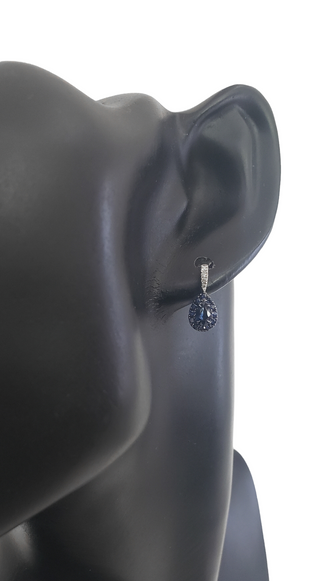 Pendientes tipo palanca con halo de diamantes y zafiro de 0,73 quilates en oro blanco de 10 quilates