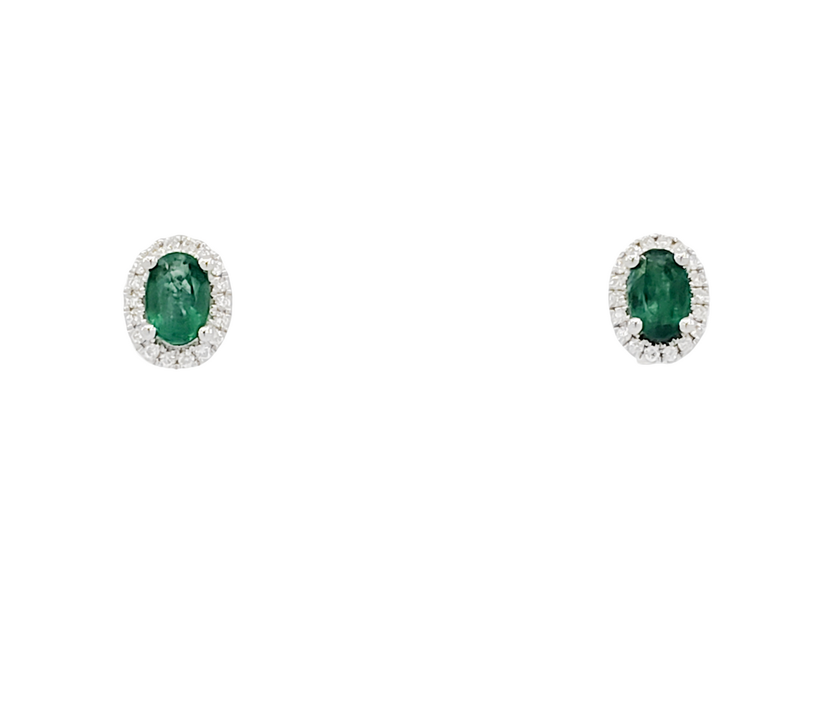 Aretes con halo de diamantes y esmeraldas de talla ovalada en oro blanco de 18 quilates
