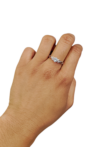 Anillo de oro blanco de 10 quilates con aguamarina de 0,50 quilates y diamantes de 0,02 quilates, talla 7