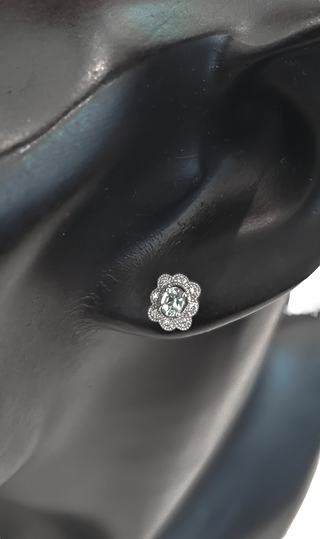 Pendientes con halo de diamantes de 0,30 quilates y aguamarina de 0,30 quilates en oro blanco de 10 quilates