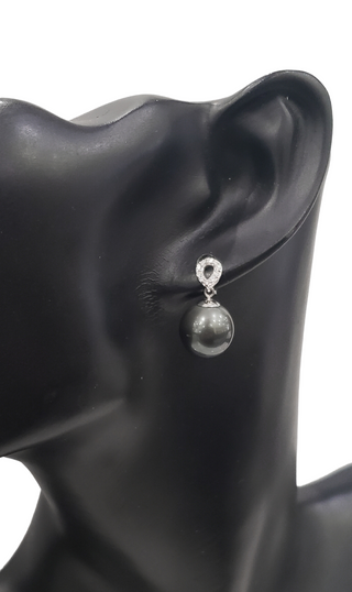 Aretes colgantes de diamantes y perlas de Tahití de oro blanco de 14 quilates con cierre trasero de mariposa