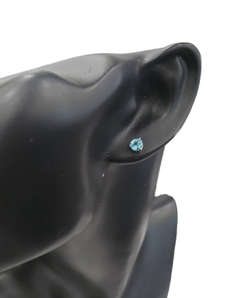 Aretes de topacio azul de 5 mm en oro blanco de 10 quilates con engaste de tres garras