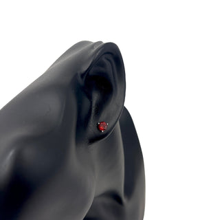 Arete de oro blanco de 10 quilates con granate de talla redonda de 1,30 quilates