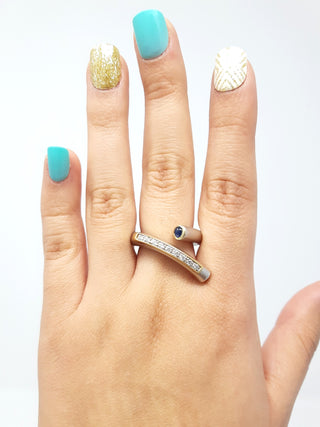 Anillo de plata con zafiro y circonitas.