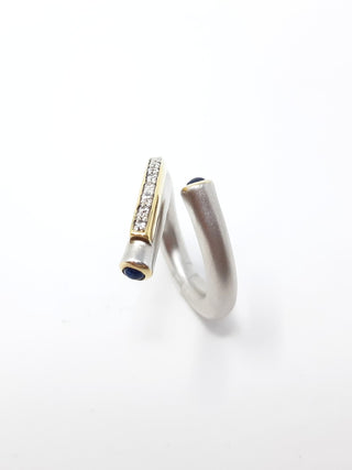 Anillo de plata con zafiro y circonitas.