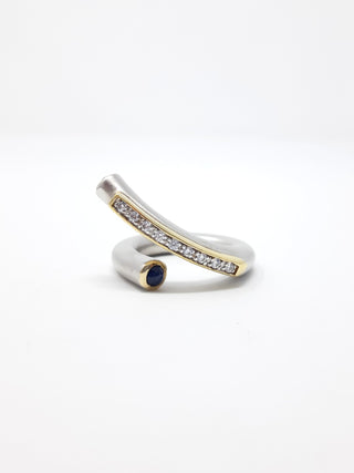 Anillo de plata con zafiro y circonitas.