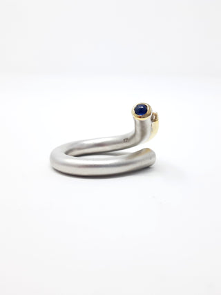 Anillo de plata con zafiro y circonitas.