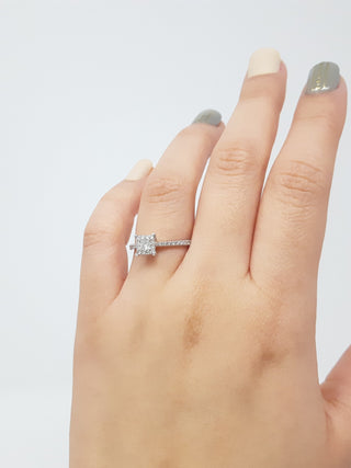 Anillo de compromiso de diamantes