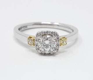 Anillo de compromiso de diamantes canadiense