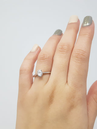 Anillo de compromiso con halo de diamantes de talla ovalada de 0,30 quilates en oro blanco de 14 quilates, tamaño 6,5