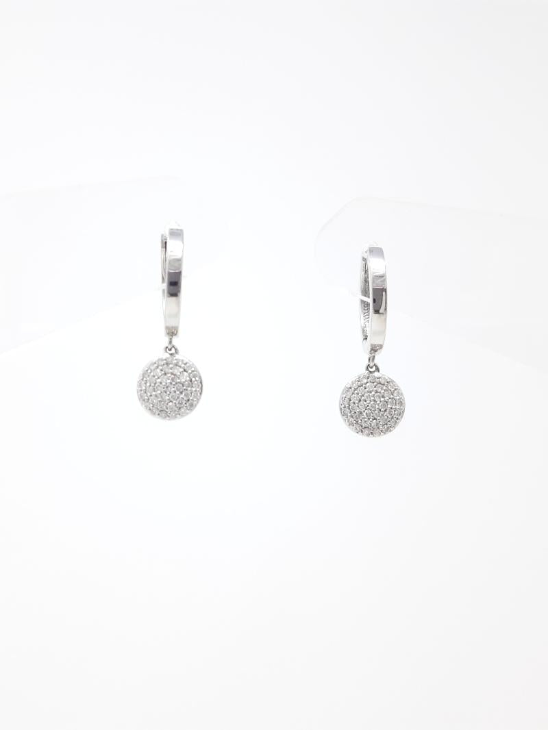 Pendientes colgantes con bisagras Huggie de aro de diamantes de 0,30 quilates de oro blanco de 10 quilates