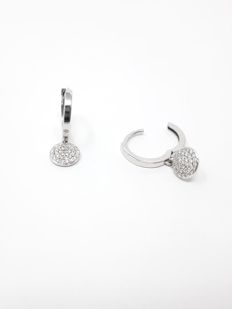 Pendientes colgantes con bisagras Huggie de aro de diamantes de 0,30 quilates de oro blanco de 10 quilates