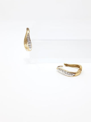 Pendientes tipo argolla con bisagras Huggie de oro amarillo de 10 quilates con diamantes de 0,12 quilates