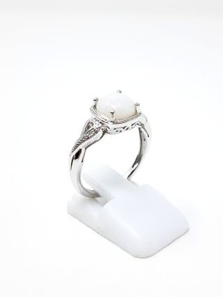 Anillo de ópalo y diamantes