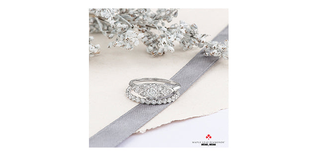 Anillo de compromiso de diamantes canadienses de talla brillante redonda de 0,33 quilates en oro blanco de 18 quilates