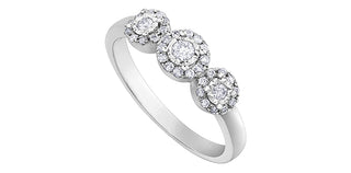 Anillo de diamantes con halo de 3 piedras de talla brillante redonda de 0,25 quilates de oro blanco de 10 quilates