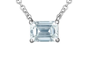 Colgante en forma de garra con diamantes de talla esmeralda cultivados en laboratorio de oro blanco de 14 quilates