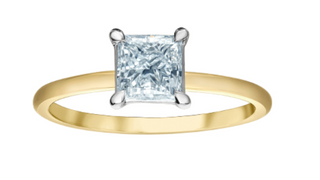 Anillo de diamantes de cuatro garras de talla princesa cultivados en laboratorio de 14 quilates