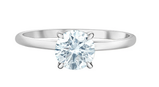 Anillo de diamantes redondos brillantes de cuatro garras cultivados en laboratorio de 14 quilates