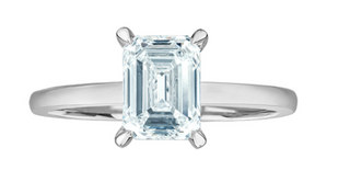 Anillo de diamantes de cuatro garras con talla esmeralda cultivados en laboratorio de 14 quilates