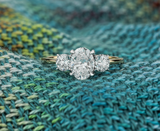 Anillo de diamantes brillantes redondos y ovalados de 3 piedras cultivados en laboratorio de 14 quilates
