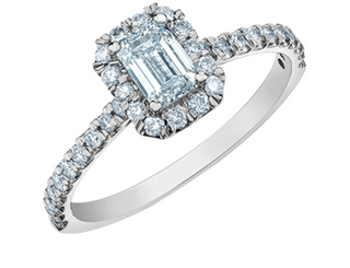 Anillo de diamantes estilo halo de talla esmeralda cultivados en laboratorio de 14 quilates