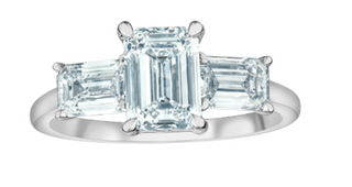 Anillo de diamantes de talla esmeralda de 3 piedras cultivados en laboratorio de 14 quilates