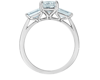 Anillo de diamantes de talla esmeralda de 3 piedras cultivados en laboratorio de 14 quilates
