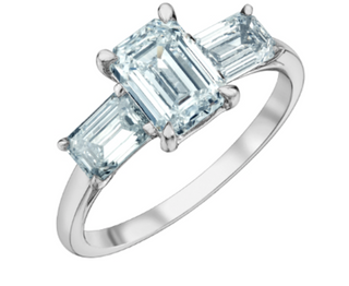 Anillo de diamantes de talla esmeralda de 3 piedras cultivados en laboratorio de 14 quilates