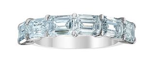 Anillo de diamantes con engarce de garra de talla esmeralda cultivada en laboratorio de 14 quilates