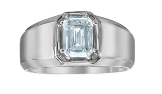 Anillo de diamantes con engarce de garra de talla esmeralda cultivada en laboratorio de 14 quilates