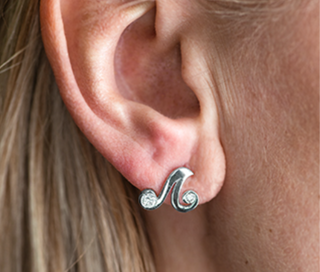 Aretes de oro blanco de 14 quilates con diamantes totales de 0,44 quilates