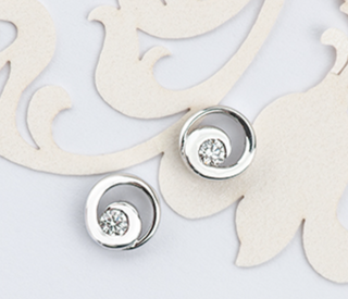 Aretes de oro blanco de 14 quilates con diamantes totales de 0,12 quilates