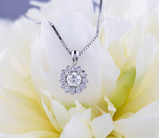 Collar de diamantes en racimo de oro blanco de 14 quilates