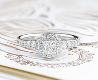 Anillo de diamantes con halo de flores en forma de cojín de 1,10-1,70 quilates en oro blanco de 18 quilates y aleación de paladio (hipoalergénico)
