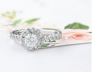Anillo de oro blanco de 18 quilates/aleación de paladio (hipoalergénico) de 0,83 quilates con halo de diamantes brillantes redondos