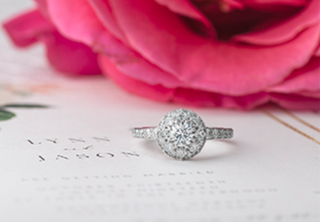Anillo de diamantes con halo (hipoalergénico) de aleación de paladio y oro blanco de 18 quilates