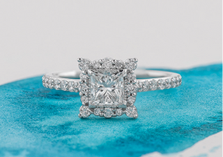 Anillo de diamantes con halo de talla princesa (hipoalergénico) en oro blanco de 18 quilates y aleación de paladio