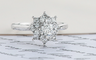 Anillo de oro blanco de 18 quilates/aleación de paladio (hipoalergénico) de 1,15 quilates con halo brillante redondo y diamante