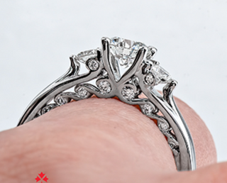 Anillo de oro blanco de 18 quilates/aleación de paladio (hipoalergénico) de 0,82 a 1,35 quilates con diamante redondo brillante de 3 piedras