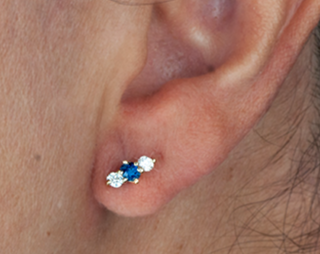 Aretes de oro blanco de 14 quilates con zafiro de 3 mm y diamantes de 0,16 quilates