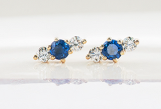 Aretes de oro blanco de 14 quilates con zafiro de 3 mm y diamantes de 0,16 quilates