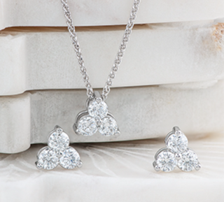 Aretes con trío de diamantes canadienses de 0,24 quilates en oro blanco de 14 quilates