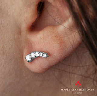 Aretes curvos con diamantes canadienses de 0,60 quilates en oro blanco de 14 quilates
