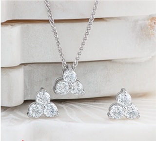 Collar de diamantes canadienses con trío brillante redondo de 0,24 quilates en oro blanco de 14 quilates