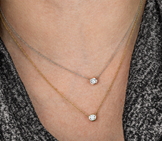 Collar con engaste de bisel de diamantes canadienses de 0,38 quilates de oro blanco de 14 quilates