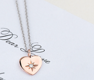 Collar con forma de corazón de diamantes canadienses brillantes redondos de 0,02 quilates en oro rosa de 10 quilates
