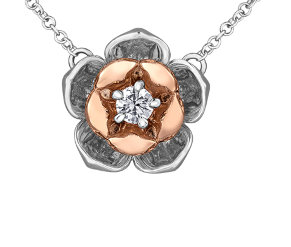 Collar de diamantes con flor provincial de Nunavut de 0,14 quilates en oro tricolor de 14 quilates