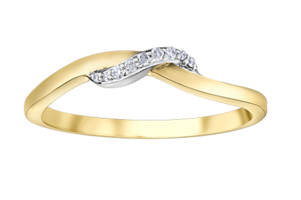 Alianza de boda con diamantes canadienses de 0,04 quilates en oro amarillo de 10 quilates 